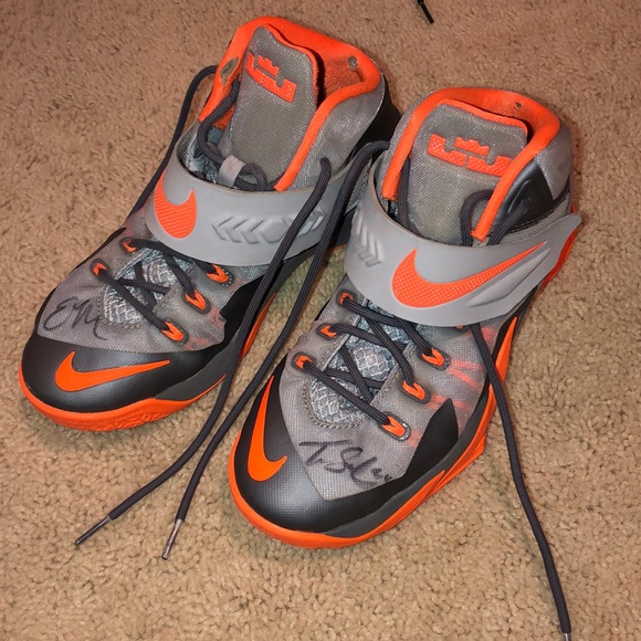 Nike boys basketball shoes - Picture 1 of 3